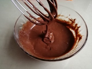 8、浓郁巧克力戚风蛋糕,拌匀