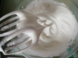 9、浓郁巧克力戚风蛋糕,蛋清分三次加入糖打至偏干性发泡