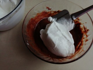 10、浓郁巧克力戚风蛋糕,取1/3打发好的蛋白霜到可可蛋黄糊里