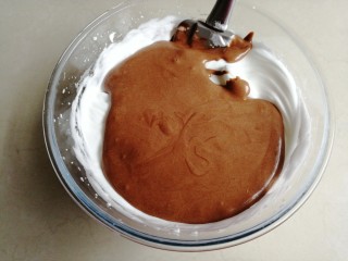 11、浓郁巧克力戚风蛋糕,翻拌均匀再倒回剩余的蛋白霜里