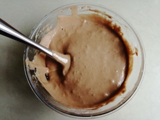 12、浓郁巧克力戚风蛋糕,用同样的手法翻拌均匀，不要划圈翻拌