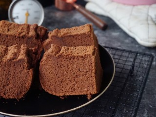 15、浓郁巧克力戚风蛋糕,放凉后再脱模切块