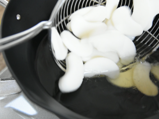 2、年糕秘制小零食，用它开店必定火爆的不得了,转中火，倒入年糕煎炸