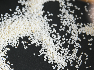 6、年糕秘制小零食，用它开店必定火爆的不得了,炒至微微发香