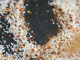 8、年糕秘制小零食，用它开店必定火爆的不得了,翻炒均匀