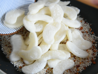 9、年糕秘制小零食，用它开店必定火爆的不得了,倒入年糕片