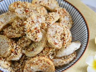 11、年糕秘制小零食，用它开店必定火爆的不得了,翻炒均匀即可