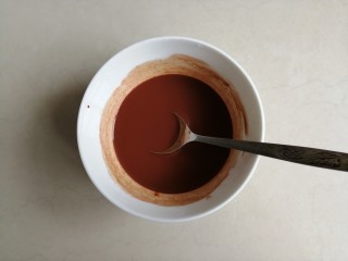 1、可可味小蛋糕卷,温热水溶解可可粉。