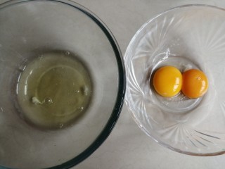 2、可可味小蛋糕卷,蛋黄和蛋清打在两个无水无油的盆里。
