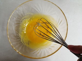 3、可可味小蛋糕卷,蛋黄打散。