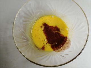 4、可可味小蛋糕卷,倒入可可液