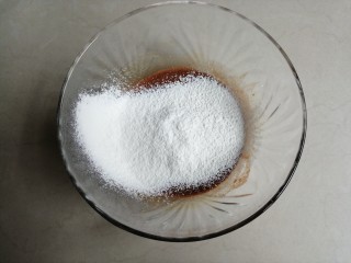 6、可可味小蛋糕卷,把面粉过筛进去。