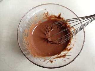 7、可可味小蛋糕卷,划z字搅拌成可以流动的蛋黄糊状态