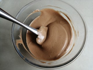 11、可可味小蛋糕卷,拌成细腻的蛋糕糊。