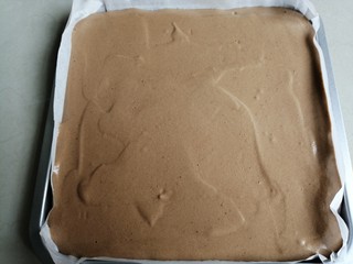 12、可可味小蛋糕卷,把拌好的蛋糕糊离烤盘20CM高处倒入铺了油纸的小烤盘上（烤箱自带的烤盘），用刮刀刮平表面，在桌面上震几下，震出大气泡。