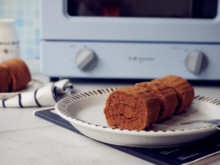 15、可可味小蛋糕卷,撕掉底部的油纸，卷起即可。