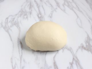 1、烤菠萝鸡肉汉堡,除黄油以外的材料放入面包机桶里,糖盐对角放,干酵母放面粉洞里埋住。启动面包机自主揉面程序开盖机揉30分钟,揉至面团呈光滑扩展阶段。