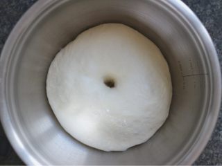 3、烤菠萝鸡肉汉堡,面团放容器盖上保鲜膜,于温暖湿润处发酵至2一2.5倍大,夏天也可室温发酵。有时间也可放冰箱冷藏发酵18小时左右,面包更俱风味。