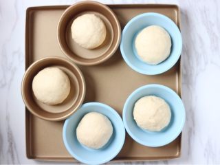 4、烤菠萝鸡肉汉堡,面团取出排气,分割成5等份,松驰15分钟。每个小面团整形滚圆,底部收紧。