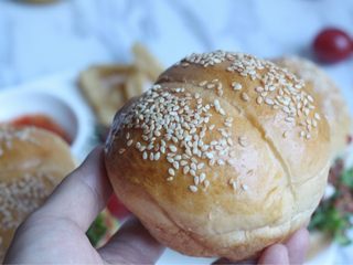 7、烤菠萝鸡肉汉堡,烤完的可爱屁屁形汉堡胚,非常松软,软绵回弹,忍不住捏捏。