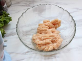 8、烤菠萝鸡肉汉堡,将鸡胸肉用料理机打碎。