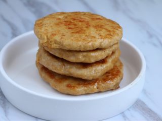 12、烤菠萝鸡肉汉堡,金灿灿超有食欲的鸡肉饼煎好了!