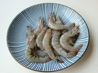 1、避风塘炒虾,虾剪去虾须虾枪