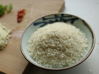 5、避风塘炒虾,准备好面包糠。