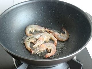 6、避风塘炒虾,锅内放油，下入虾开始煎。