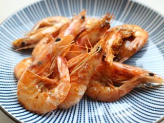 9、避风塘炒虾,盛出待用。