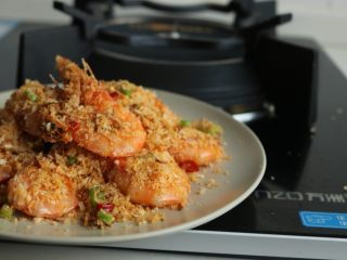 16、避风塘炒虾,装盘，很好吃哦。