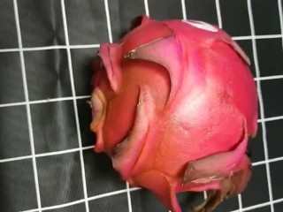 1、火龙果小饼,准备一个红心火龙果