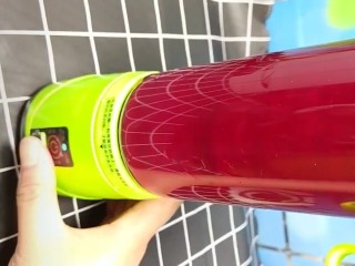 3、火龙果小饼,放入榨汁机中榨成果汁