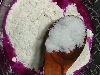 4、火龙果小饼,榨好后倒入碗中打入一个母鸡蛋，放入两勺面粉，一勺白糖