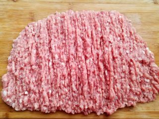 1、自制猪肉脯,猪肉洗净后剁成肉沫，也可以用绞肉机绞碎（500克肉是2盘的份量）