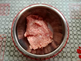 3、自制猪肉脯,再拿一只干净的盆子，把肉沫放进去