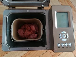 7、自制猪肉脯,搅拌5分钟后放入调味料，继续搅拌