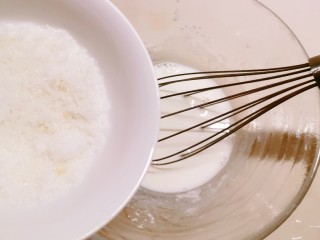 5、草莓蛋挞,放入白糖 搅打至融化