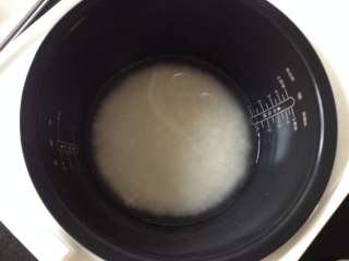 2、米饭汉堡,大米淘洗干净后，放入电饭煲里，倒入约230g开水（冷水也可以），开始煮饭