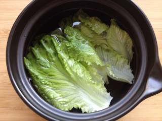 4、米饭汉堡,生菜洗净后用淡盐水浸泡10分钟再沥干水分备用