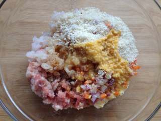 5、米饭汉堡,肉末中放入10g面包糠、胡萝卜粒、洋葱粒、虾仁、盐、姜末、鸡蛋液、生抽、糖、白胡椒粉和少许鸡精