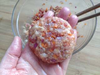 7、米饭汉堡,取一小团肉馅做成肉饼，可以做稍微大点，因为肉饼炸过之后会略微回缩