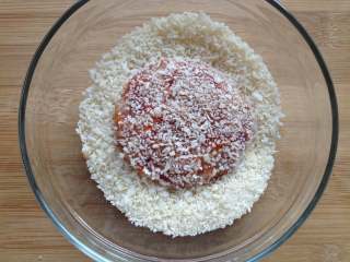 8、米饭汉堡,将肉饼裹上一层面包糠（份量外的），并用手拍拍，能粘牢固一点
