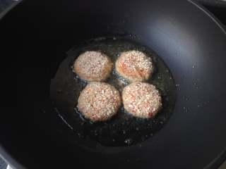 9、米饭汉堡,肉饼做好后放入油锅中小火炸制