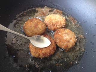 10、米饭汉堡,炸到两面金黄，用勺子按压饼面，如果比较硬，就说明已经熟了，捞出备用