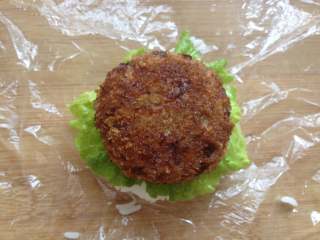 12、米饭汉堡,在米饭饼上面先放一层生菜，再放一个肉饼