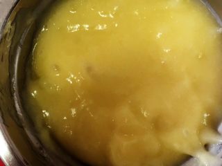 8、火龙果芝士土豆爆浆小餐包,搅拌均匀