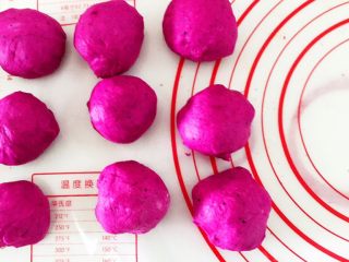 13、火龙果芝士土豆爆浆小餐包,取出分成9份，每份51g