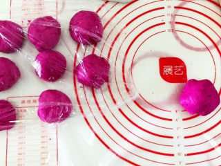 14、火龙果芝士土豆爆浆小餐包,盖保鲜膜防止风干，取出其中一个