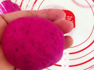 17、火龙果芝士土豆爆浆小餐包,稍微揉圆一下